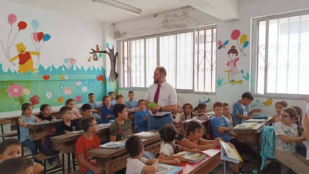 "سأكون بينكم ومعكم".. مدير تربية اللاذقية يؤكد للطلاب مشاركتهم العملية التعليمية