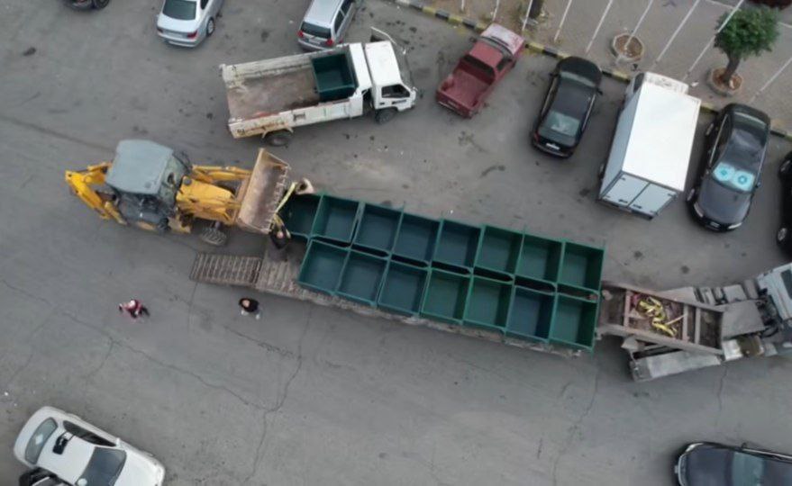 الإدارة المحلية والبيئة توزع حاويات على أحياء المدينة