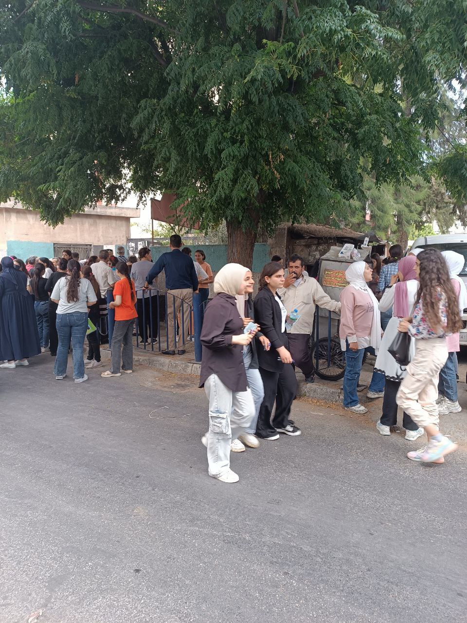 طلاب الشهادة الثانوية العلمي بعد امتحان اللغة العربية